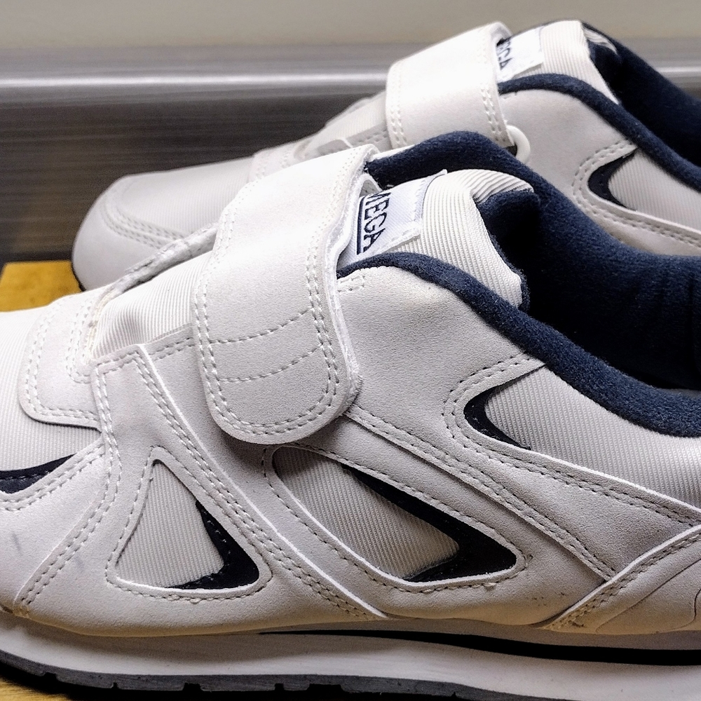 Omega Comfort Zone Mens Athletic Tennis Shoes Size 7D  Light Gray w/Velcro Strap